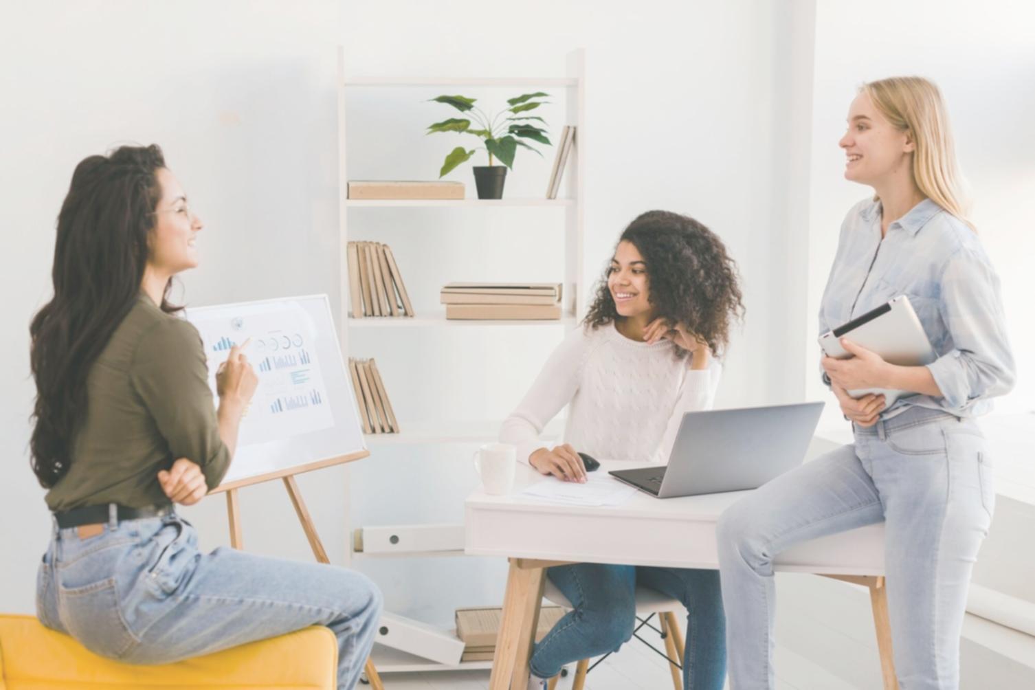 Equipo de huzyvmiraalexo trabajando en formación financiera